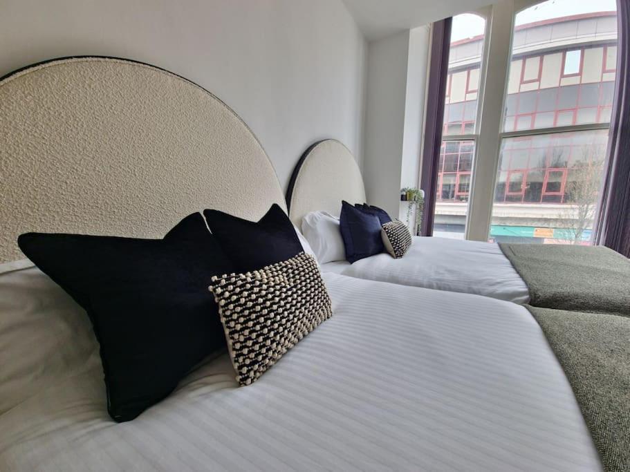 The Stray Adjacent, Interior-Designed 2-Bed Apartment- Luxury 해러게이트 외부 사진